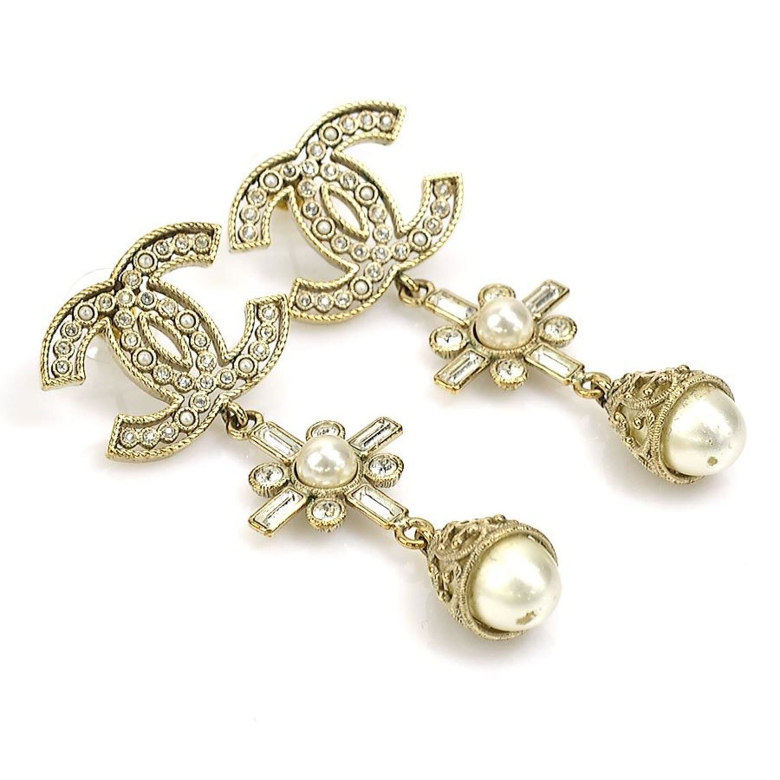 Chanel CHANEL Earrings GP/Fake Pearl Gold x White Ladies: Chanel CHANEL Earrings GP/Fake Pearl Gold x White Ladies Brand: Chanel Gender: Women Material: Gold plating Color: Gold White Stone: Artificial pearl Condition: Used (good) Overall Scratches: Slight O