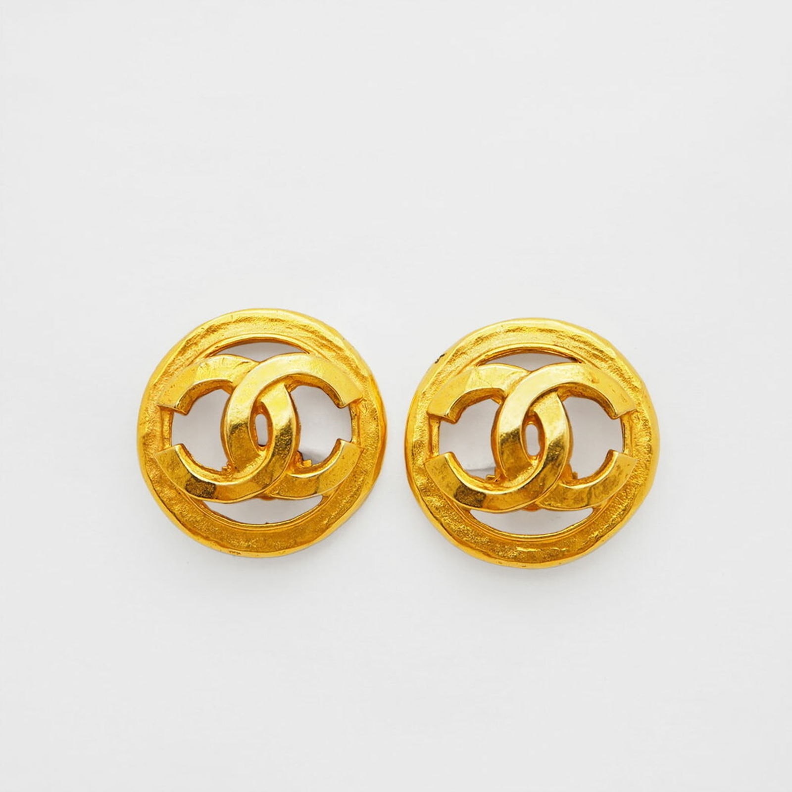 Chanel CHANEL round coco earrings 94P gold ladies three-dimensional see-through: Chanel CHANEL round coco earrings 94P gold ladies three-dimensional see-through Brand: Chanel Line: Coco Country of Origin: France Gender: Women Color: Gold Condition: Used (good) Overall Scratches: M
