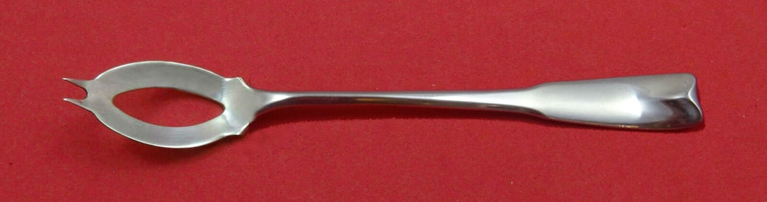 Colonial Theme by Lunt Sterling Silver Olive Spoon Ideal 5 7/8" Custom Made: Colonial Theme by Lunt Sterling Silver Olive Spoon Ideal 5 7/8" Custom Made Type: Serving Spoon Pattern: Colonial Theme Age: Post-1940 Composition: Sterling Silver Maker: Lunt Featured Refinements: St
