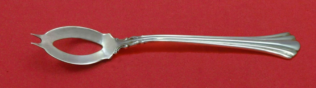 Eighteenth Century by Reed and Barton Sterling Silver Olive Spoon Ideal Custom: Eighteenth Century by Reed and Barton Sterling Silver Olive Spoon Ideal Custom Type: Serving Spoon Composition: Sterling Silver Maker: Reed & Barton Pattern: Eighteenth Century Age: Post-1940 Featured