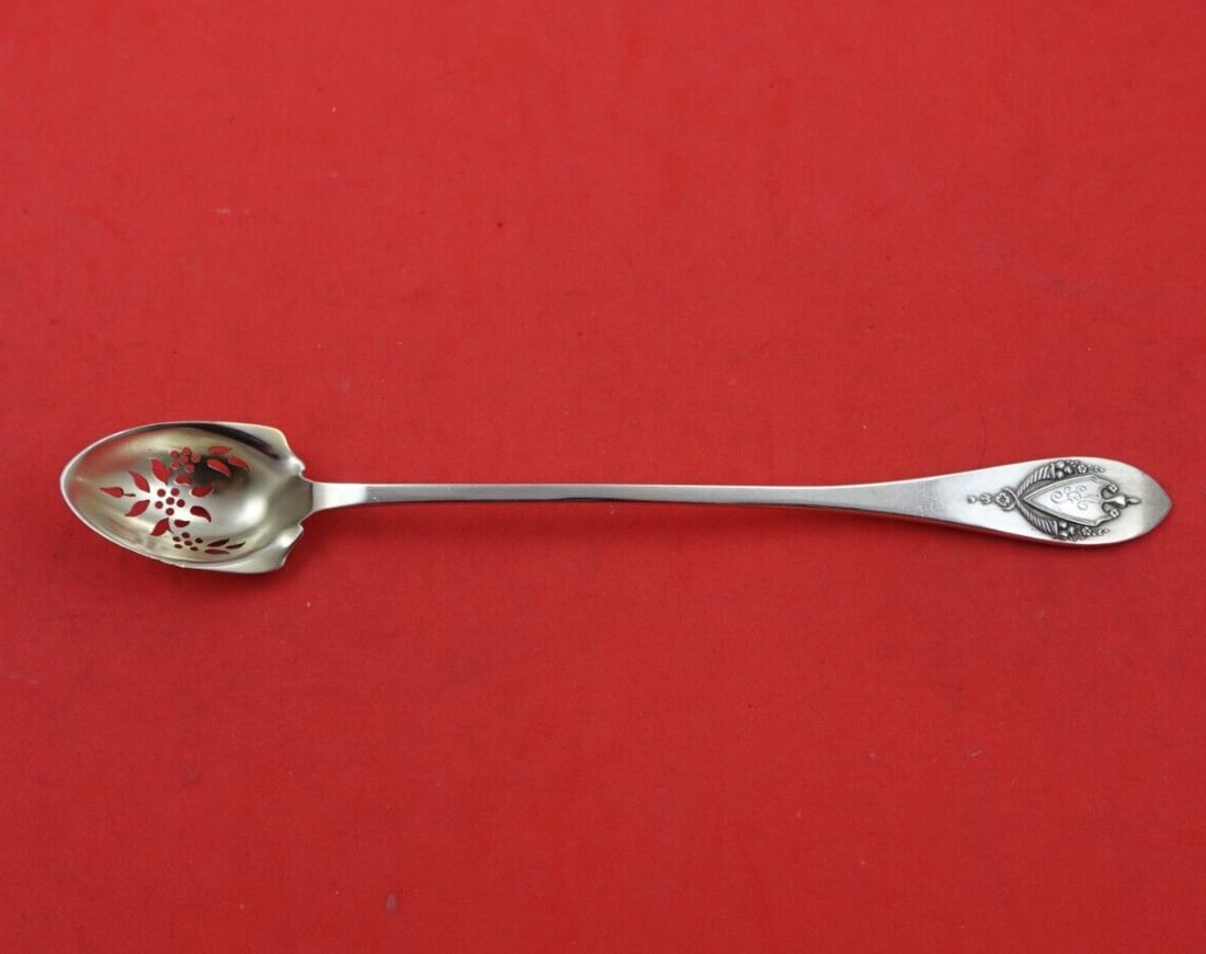 Mount Vernon by Lunt Sterling Silver Olive Spoon Pierced w/Flowers Long Orig 8": Mount Vernon by Lunt Sterling Silver Olive Spoon Pierced w/Flowers Long Orig 8" Pattern: Mount Vernon Composition: Sterling Silver Type: Serving Spoon Maker: Lunt Age: 1900-1940 Mount vernon by luntst