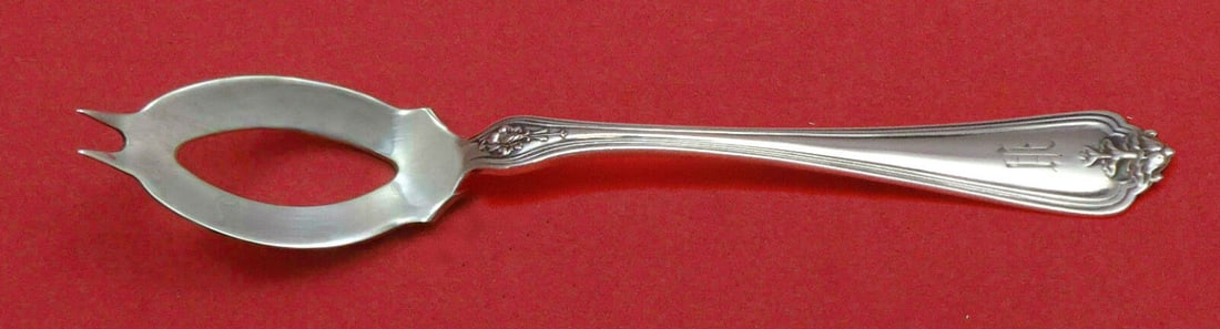 Duchess By Whiting Sterling Silver Olive Spoon Ideal 5 1/4" Custom Made: Duchess By Whiting Sterling Silver Olive Spoon Ideal 5 1/4" Custom Made Type: Serving Spoon Composition: Sterling Silver Maker: Whiting Pattern: Duchess Age: Post-1940 Featured Refinements: Sterling S