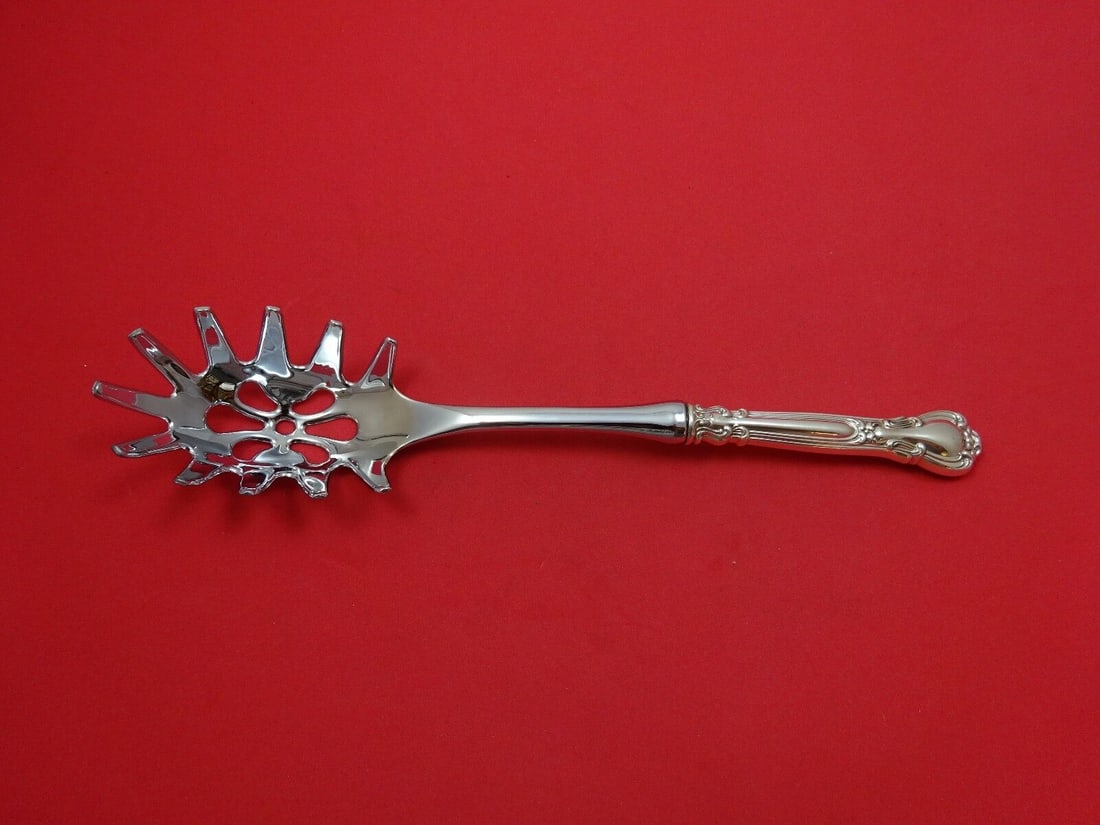 Chantilly by Gorham Sterling Silver Pasta Server HHWS Custom Made 11" Starburst: Chantilly by Gorham Sterling Silver Pasta Server HHWS Custom Made 11" Starburst Pattern: Chantilly Type: Serving Pieces Composition: Sterling Silver Age: Post-1940 Maker: Gorham Finely crafted with th