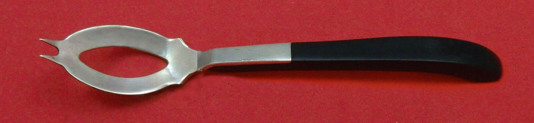 Contrast By Lunt Sterling Silver Olive Spoon Ideal 6 1/8" Custom Made: Contrast By Lunt Sterling Silver Olive Spoon Ideal 6 1/8" Custom Made Type: Serving Spoon Pattern: Contrast Age: Post-1940 Composition: Sterling Silver Maker: Lunt Featured Refinements: Sterling Silve