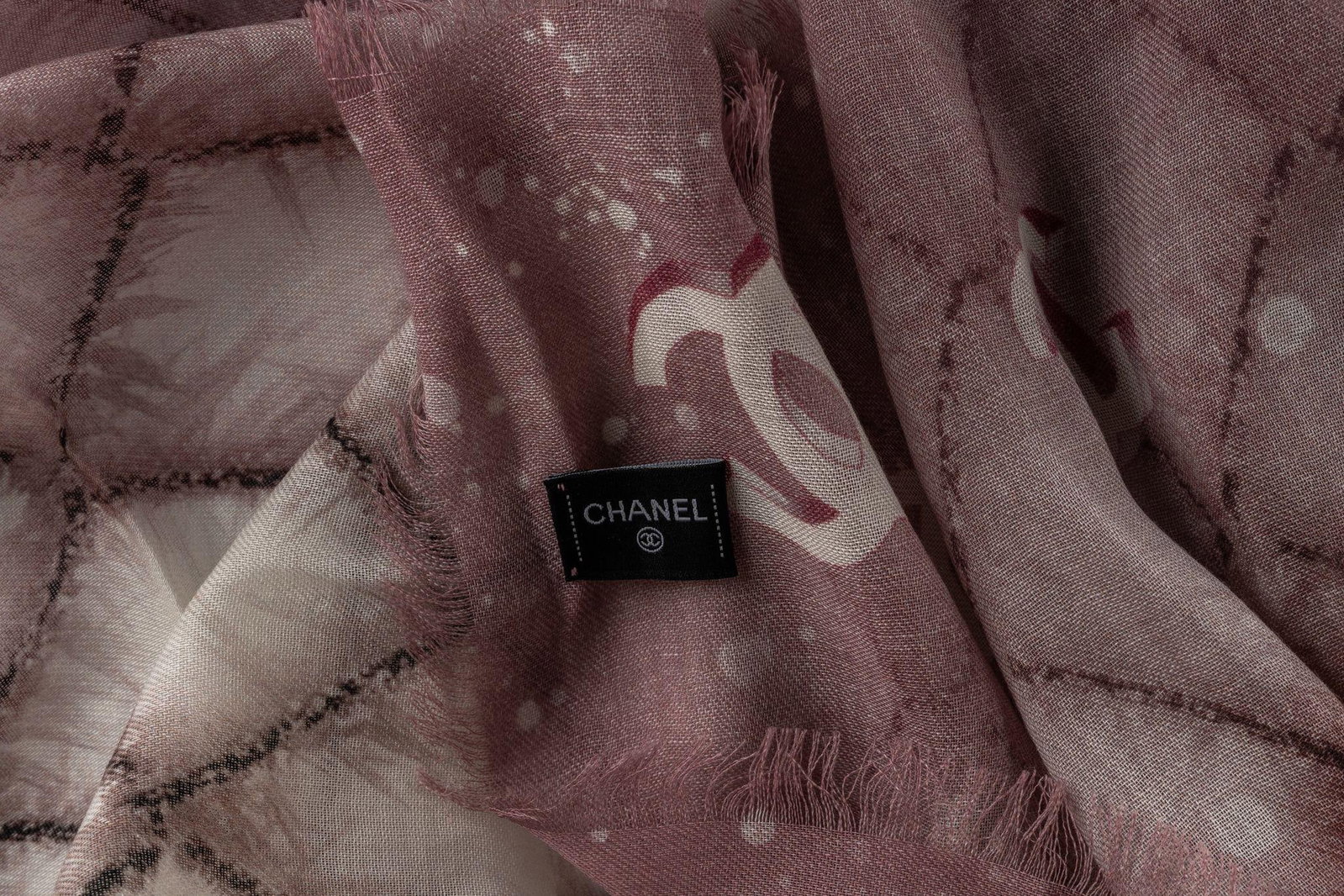 Chanel New Cashmere Shawl Pink White: Chanel New Cashmere Shawl Pink White Designer: Chanel Brand: Chanel Dimensions: Height: 53 in (134.62 cm)Length: 77 in (195.58 cm) Place of Origin: Italy Period: 21st Century Pre-Owned The Mynt Guaran