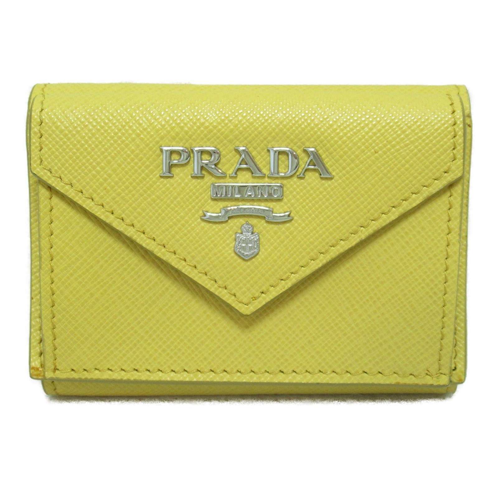PRADA Tri-fold wallet Yellow Safiano leather 1MH021: PRADA Tri-fold wallet Yellow Safiano leather 1MH021 Brand: PRADA Country of Origin: Italy Type: Middle wallet (tri-fold) Material: Leather Color: Yellow Gender: Women Size: H:6cm x W:9.5cmx D:3cm(H:2.