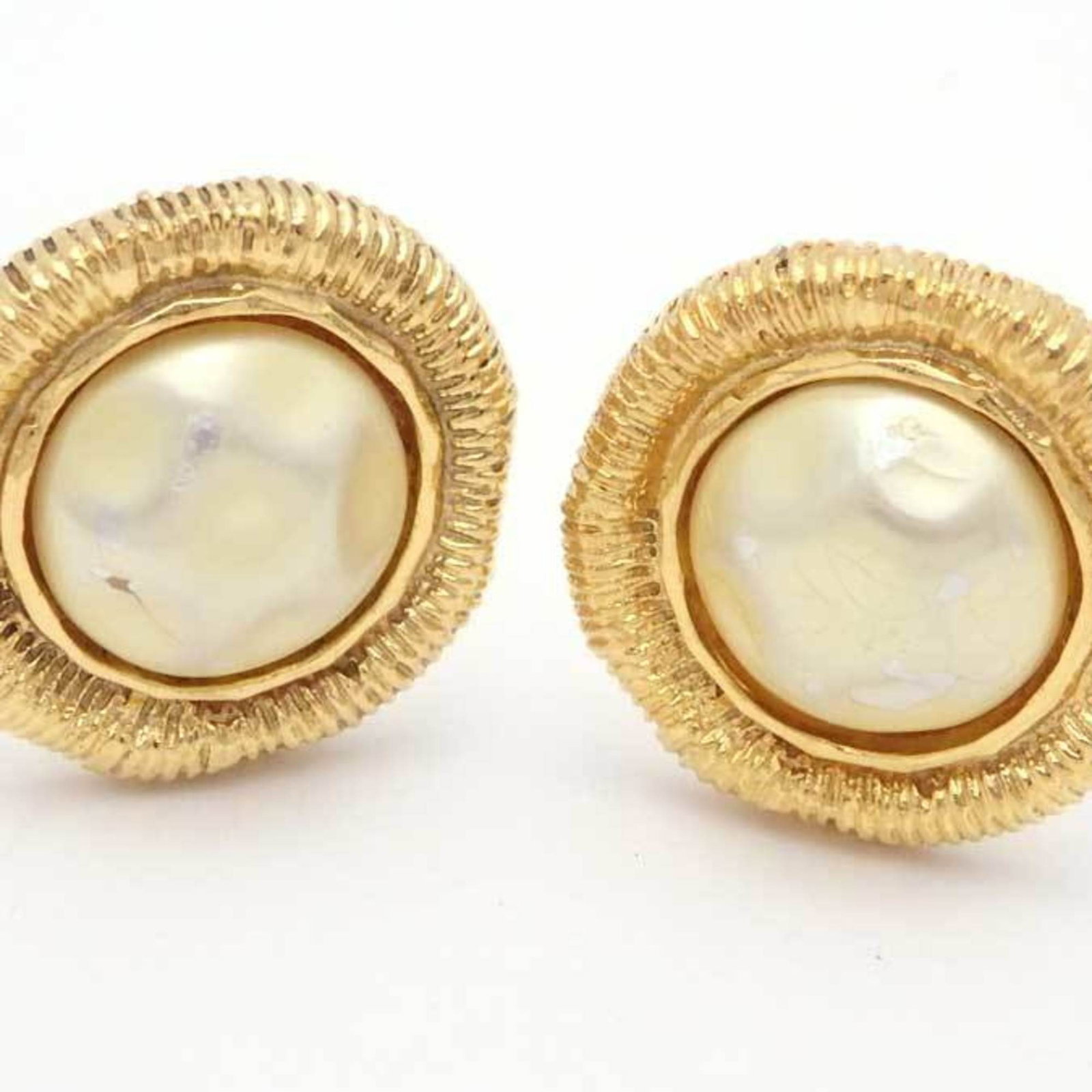 Chanel CHANEL earrings metal / fake pearl gold off-white ladies: Chanel CHANEL earrings metal / fake pearl gold off-white ladies Brand: Chanel Country of Origin: France Type: Stud earrings Gender: Women Material: Metal Color: Gold Off-white Condition: Used (good) O