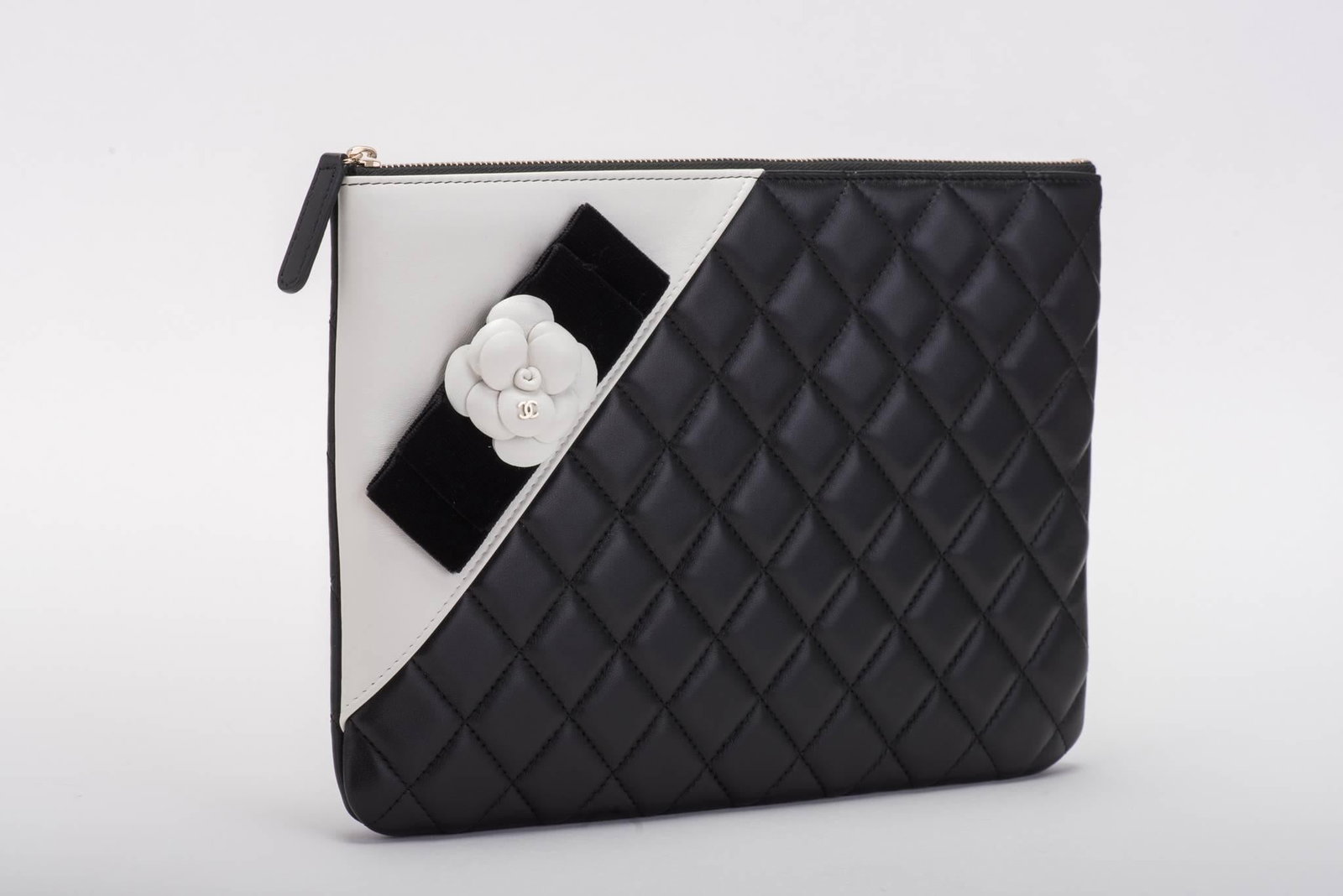 New Chanel Black and White Camellia Clutch Bag: New Chanel Black and White Camellia Clutch Bag Designer: Chanel Brand: Chanel Dimensions: Height: 8 in (20.32 cm)Depth: 0.5 in (1.27 cm)Length: 11 in (27.94 cm) Place of Origin: France Period: 2010- P