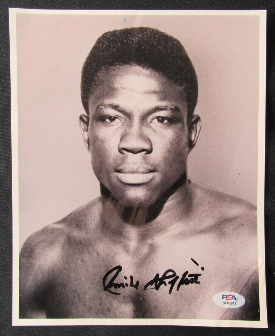 Emile Griffith U.S. Virgin Islands Boxer Autographed 8x10 Photo PSA/DNA 177072: Emile Griffith U.S. Virgin Islands Boxer Autographed 8x10 Photo PSA/DNA 177072 Sport: Boxing Product: Photo Original/Reprint: Original Autograph Authentication: PSA/DNA League: Boxing Pre-Owned While 