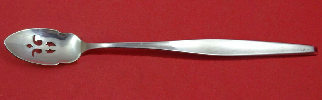 Classique by Gorham Sterling Silver Olive Spoon Pierced Long 7 1/8" Custom Made: Classique by Gorham Sterling Silver Olive Spoon Pierced Long 7 1/8" Custom Made Type: Serving Spoon Pattern: Classique Age: Post-1940 Composition: Sterling Silver Maker: Gorham Featured Refinements: S