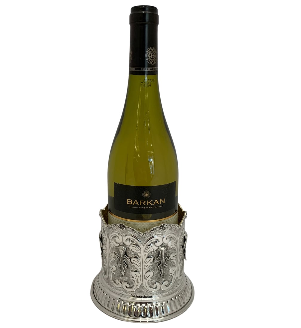 FINE 925 STERLING SILVER HANDMADE LEAF APPLIQUE CHASED SWIRL WINE BOTTLE HOLDER: FINE 925 STERLING SILVER HANDMADE LEAF APPLIQUE CHASED SWIRL WINE BOTTLE HOLDER Composition: Sterling Silver Maker: Made in Turkey Fine 925 Sterling Silver Wine Bottle Holder. Featuring handmade leaf