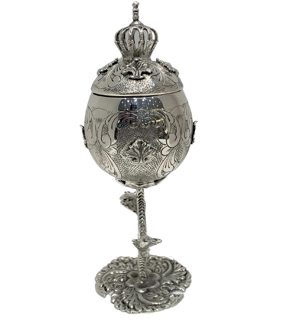 925 STERLING SILVER HANDMADE CHASED LEAF APPLIQUE CROWN BESUMIM HOLDER W COVER: 925 STERLING SILVER HANDMADE CHASED LEAF APPLIQUE CROWN BESUMIM HOLDER W COVER Composition: Sterling Silver Maker: Made in Turkey Fine 925 Sterling Silver & Gold Plated Besumim Holder / Spice Box. Fea