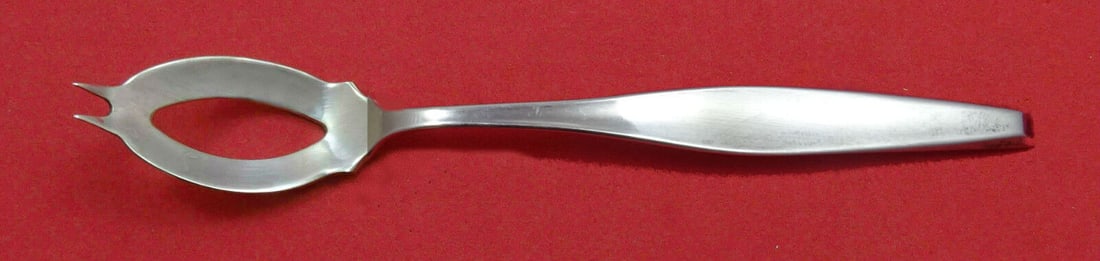 Classique by Gorham Sterling Silver Olive Spoon Ideal 5 3/4" Custom Made: Classique by Gorham Sterling Silver Olive Spoon Ideal 5 3/4" Custom Made Type: Serving Spoon Pattern: Classique Age: Post-1940 Composition: Sterling Silver Maker: Gorham Featured Refinements: Sterling