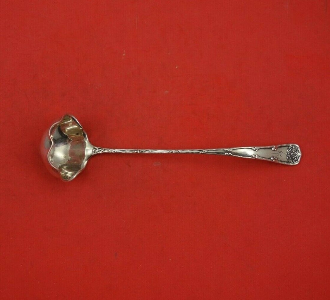 Wave Edge by Tiffany and Co Sterling Silver Sauce Ladle Fluted 6 3/4" Serving: Wave Edge by Tiffany and Co Sterling Silver Sauce Ladle Fluted 6 3/4" Serving Maker: Tiffany & Co. Featured Refinements: Tiffany Sterling Silverware Composition: Sterling Silver Age: 1850-1899 Pattern