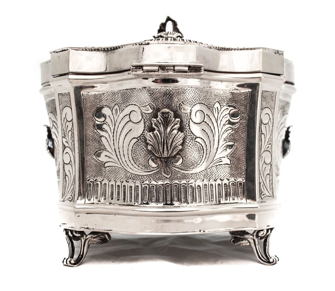 925 STERLING SILVER HANDMADE SWIRL CHASED FLORAL LEAF APPLIQUE ORNATE ESROG BOX: 925 STERLING SILVER HANDMADE SWIRL CHASED FLORAL LEAF APPLIQUE ORNATE ESROG BOX Composition: Sterling Silver Maker: Made in Turkey Fine 925 Sterling Silver Jewelry Esrog Box. Featuring handmade swirl 