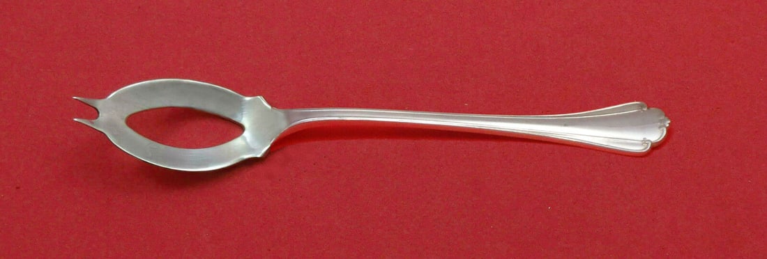 Delicacy by Lunt Sterling Silver Olive Spoon Ideal 5 3/4" Custom Made: Delicacy by Lunt Sterling Silver Olive Spoon Ideal 5 3/4" Custom Made Type: Serving Spoon Composition: Sterling Silver Maker: Lunt Pattern: Delicacy Age: Post-1940 Featured Refinements: Sterling Silve