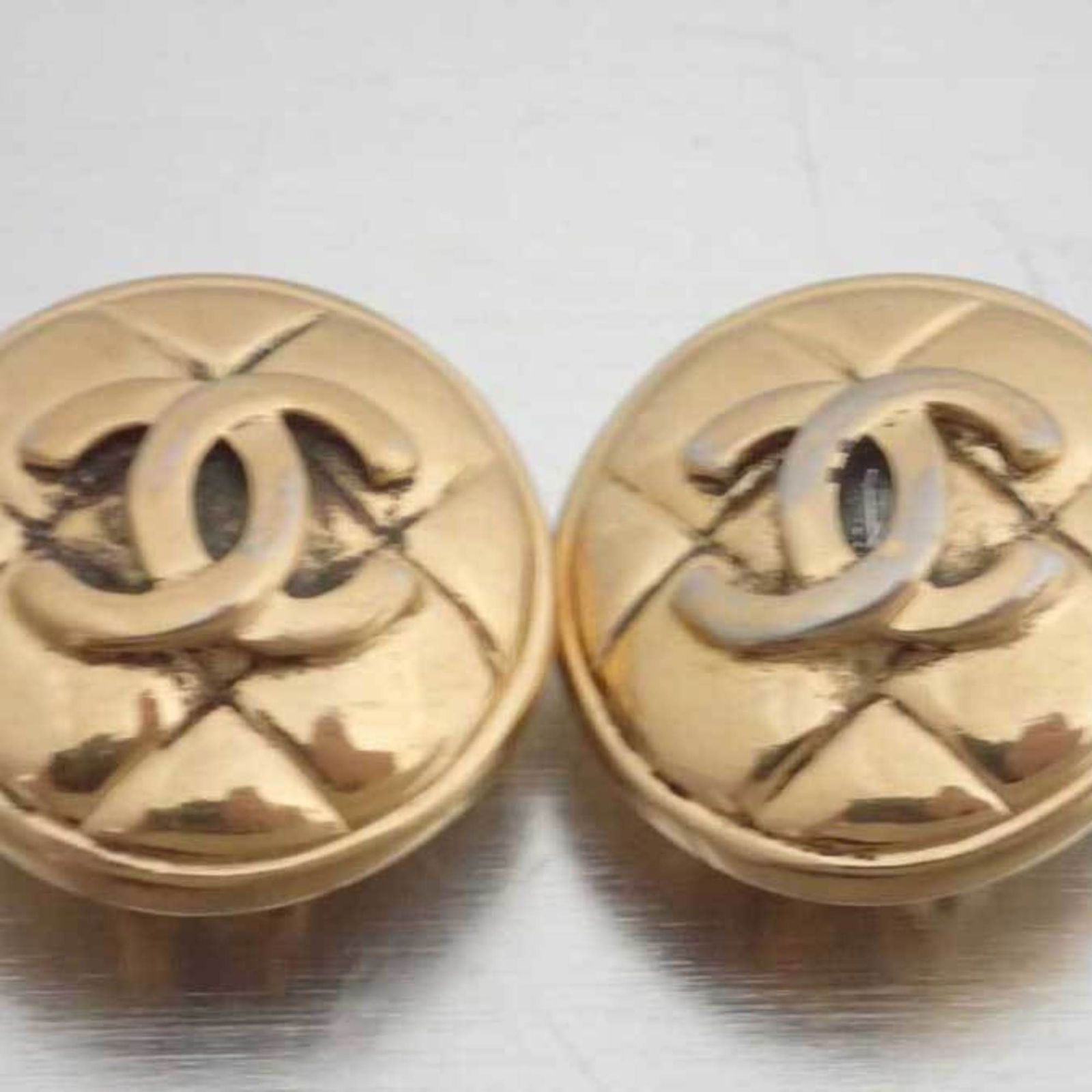 Chanel CHANEL earrings here mark gold metal material ladies: Chanel CHANEL earrings here mark gold metal material ladies Brand: Chanel Country of Origin: France Type: Clip earrings Gender: Women Color: Gold Size (HxWxD): 25.00mm x 25.00mm / 0.98 x 0.98 Conditio
