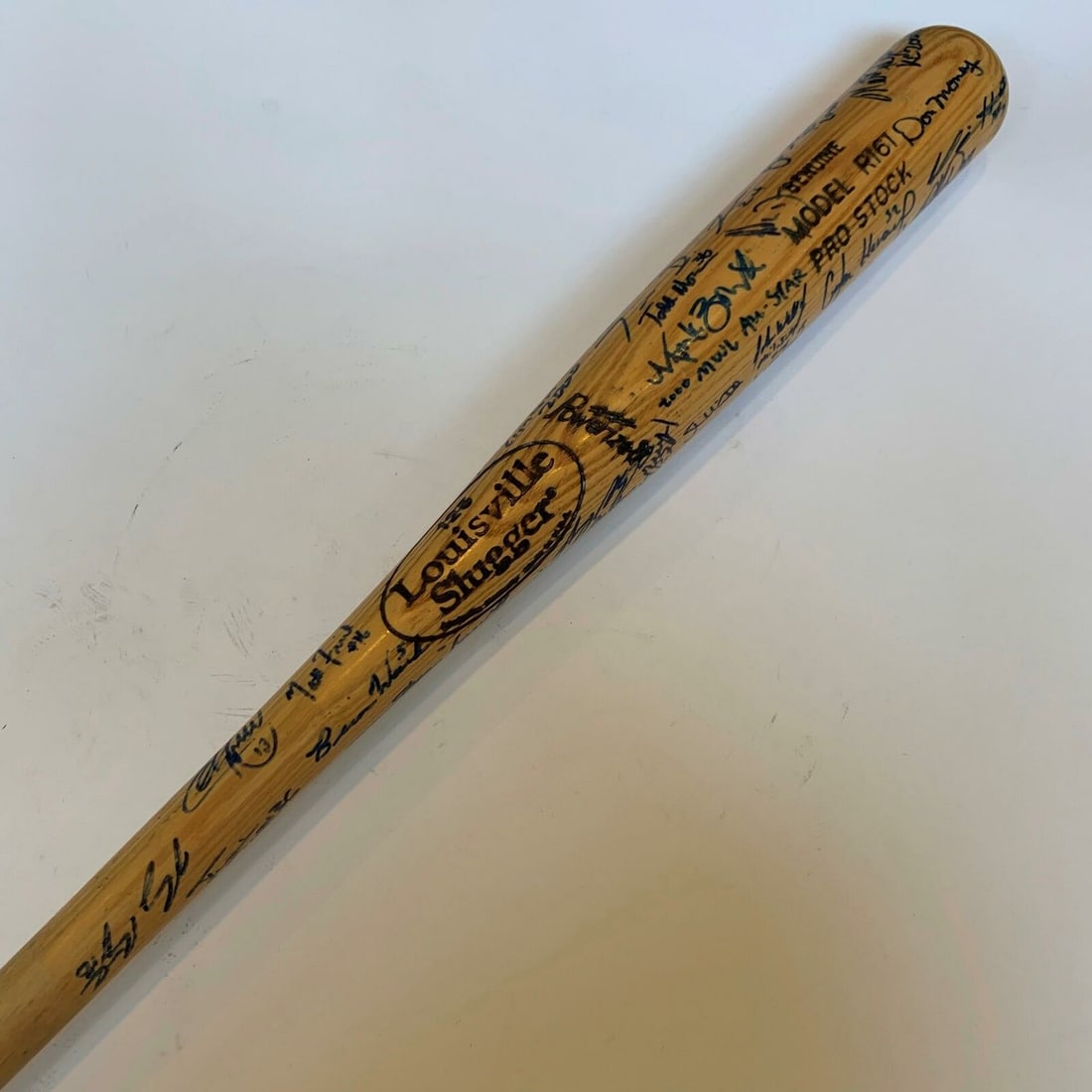 Albert Pujols Pre Rookie 2000 Minor League All Star Game Team Signed Bat: Albert Pujols Pre Rookie 2000 Minor League All Star Game Team Signed Bat Sport: Baseball-MLB Product: Bat Original/Reprint: Original Player: Albert Pujols Pre-Owned While the lot images are representa