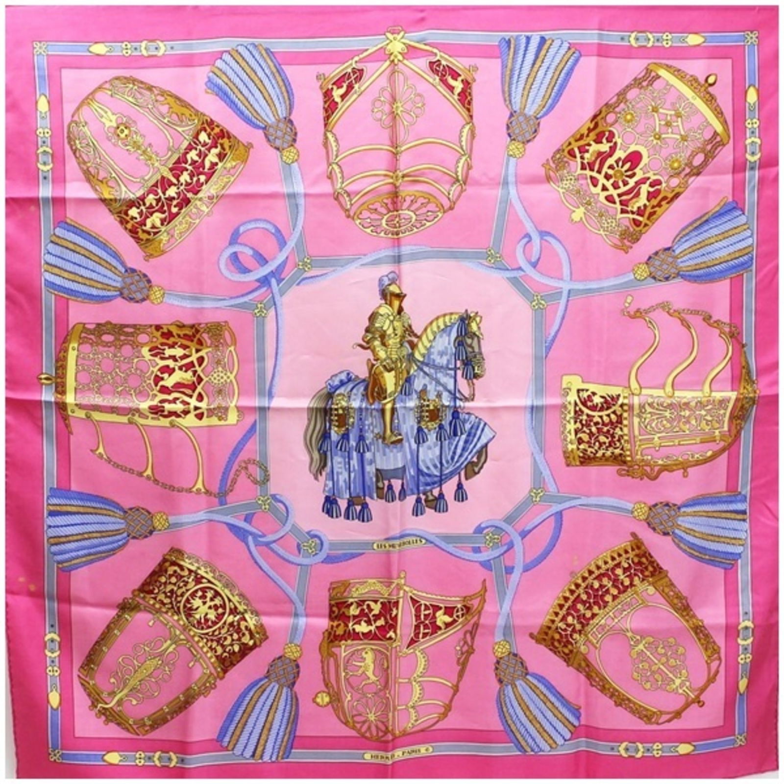 Hermes Scarf Muffler Carre 90 LES MUSEROLLES Pink HERMES Women's: Hermes Scarf Muffler Carre 90 LES MUSEROLLES Pink HERMES Women's Brand: Hermes Type: Scarf Gender: Women Color: Pink Size (LxW): 88cm x 88cm / 34.64 x 34.64 Condition: Used (good) Overall: Stain The M