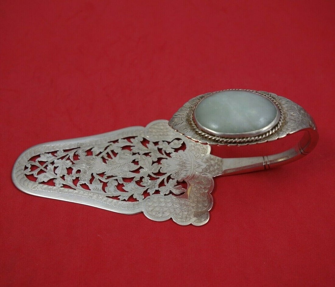 Indonesian "Yogya" .800 Silver Pastry Server w/ Curved Handle Pcd BC w/ Stone 6": Indonesian " Yogya" .800 Silver Pastry Server w/ Curved Handle Pcd BC w/ Stone 6" . 800 silver indonesian " yogya" pastry server with curved handled 6" . This piece is pierced and bright-cut and has a