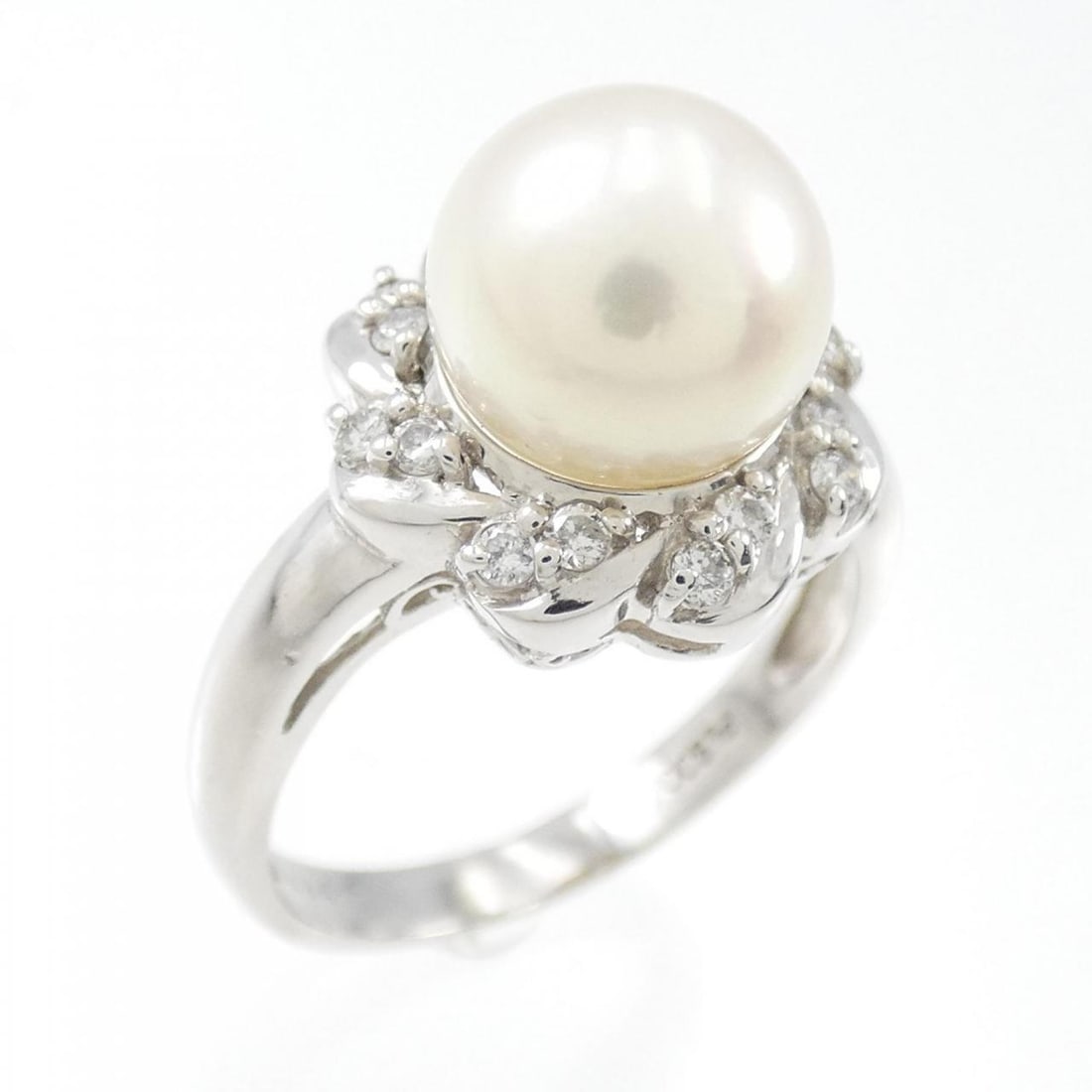 PT Akoya Pearl Ring 8mm: PT Akoya Pearl Ring 8mm Brand: Unbranded Style: Ring Material: Platinum "Gender: Ladies " Size: 5 (US size) Main Stone: Akoya Pearl 8mm Weight: approx. 5.1g Actualsize: Max W: 11.8mm Centerstone: Akoy