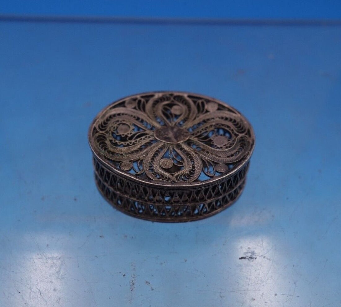 Filigree by Unknown Sterling Silver Pill Box 1/2" x 1 1/4" x 1" .25 ozt.: Filigree by Unknown Sterling Silver Pill Box 1/2" x 1 1/4" x 1" .25 ozt. Filigree by unknownlovely filigree sterling silver pill box (maker unknown). This box measures 1/2" tall x 1 1/4" x 1" and weig