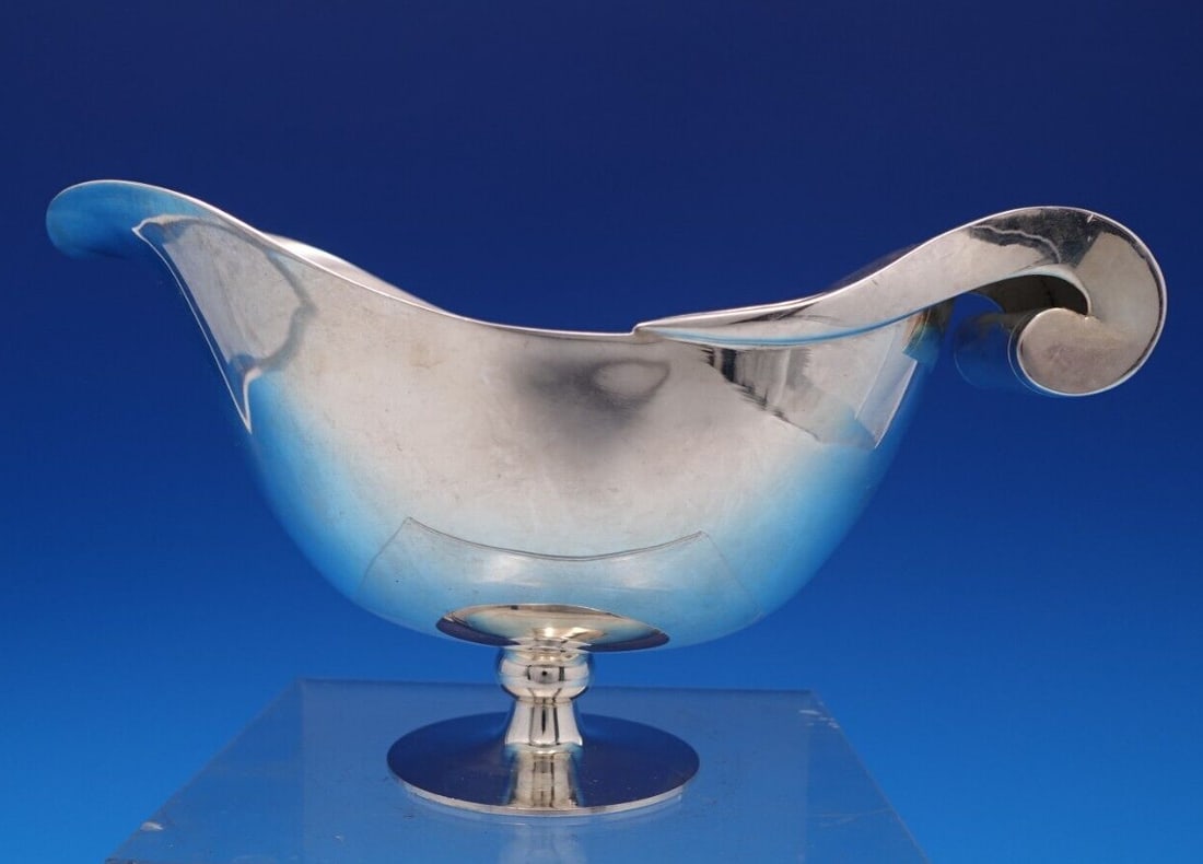 Pampaloni Italian Italy Sterling Silver Gravy Boat 4" x 7 3/4" 14.8 ozt.: Pampaloni Italian Italy Sterling Silver Gravy Boat 4" x 7 3/4" 14.8 ozt. Pampaloniamazing pampaloni italian italy sterling silver gravy boat. This stylish piece measures 4" tall x 7 3/4" and weighs 14