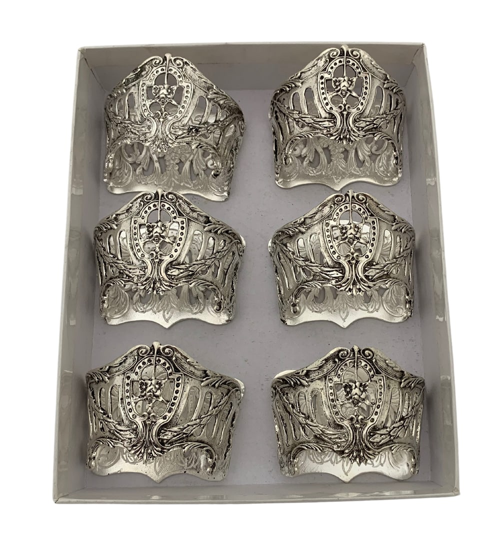 FINE 925 STERLING SILVER HANDMADE FLORAL LEAF ORNATE CHASED NAPKIN RINGS (6): FINE 925 STERLING SILVER HANDMADE FLORAL LEAF ORNATE CHASED NAPKIN RINGS (6) Fine 925 Sterling Silver Napkin Rings (6 pieces). Featuring handmade floral leaf ornate chased pierced designs. Silver Weig