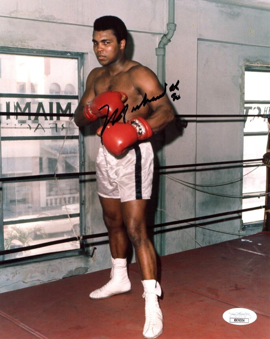 Muhammad Ali Signed Autographed 8X10 Photo Practice Ring Pose JSA: Muhammad Ali Signed Autographed 8X10 Photo Practice Ring Pose JSA Sport: Boxing Product: Photo Original/Reprint: Original Player: Muhammad Ali Autograph Authentication: James Spence (JSA) Pre-Owned Wh