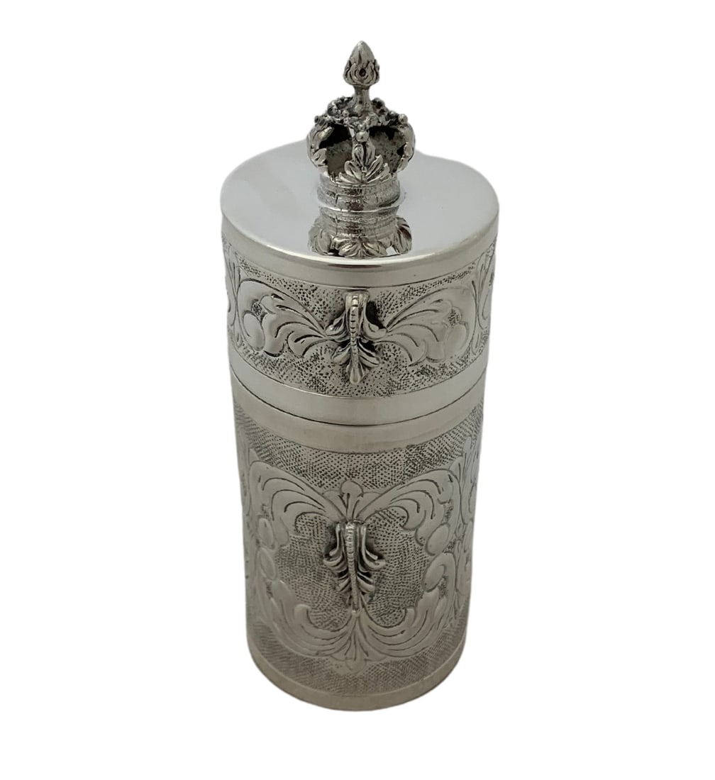 925 STERLING SILVER HANDMADE LEAF APPLIQUE CHASED ORNATE CROWN MATCHBOX HOLDER: 925 STERLING SILVER HANDMADE LEAF APPLIQUE CHASED ORNATE CROWN MATCHBOX HOLDER Composition: Sterling Silver (.925) Fine 925 Sterling Silver Matchbox Holder. Featuring handmade leaf applique chased orn