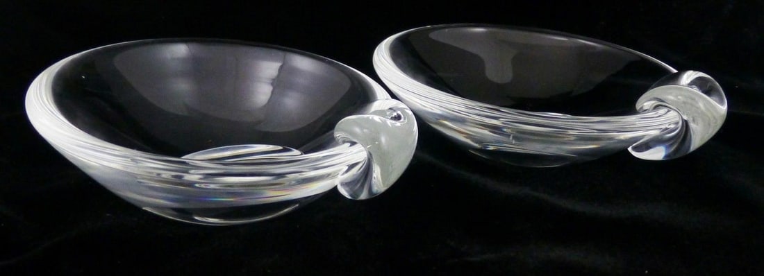 Pair of Steuben Art Glass Ash Trays with sloping bowl: Pair of Steuben Art Glass Ash Trays with sloping bowl Material: Glass Vintage: Yes Type: Bowl Object Type: Ashtray Type Of Glass: Crystal This is a pair of Steuben Art Glass Heavy Ashtrays that also c