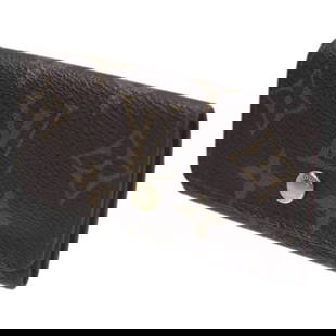 LOUIS VUITTON Multicle 4 Key Case Monogram M62631 CT1058: LOUIS VUITTON Multicle 4 Key Case Monogram M62631 CT1058 Brand: Louis Vuitton Line: Monogram Model: M62631 Type: Keycase Gender: Women Men Material: Monogram Monogram: Number of Key Hooks: 4