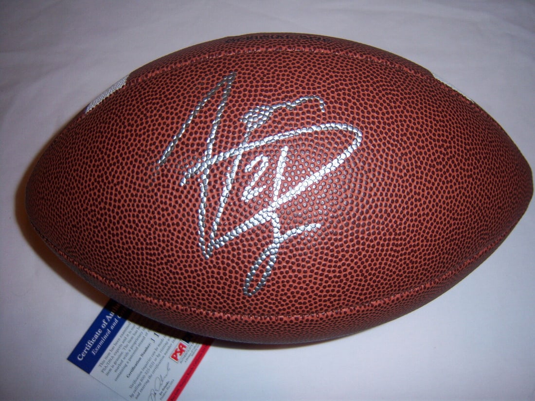 JONATHAN DWYER GEORGIA TECH PSA/DNA SIGNED FOOTBALL: JONATHAN DWYER GEORGIA TECH PSA/DNA SIGNED FOOTBALL Sport: Football-NFL Product: Ball Original/Reprint: Original Pre-Owned While the lot images are representative of the item, the size, placement and 