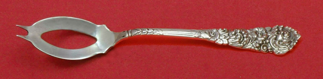 Trajan By Reed and Barton Sterling Silver Olive Spoon Ideal 5 1/4" Custom Made: Trajan By Reed and Barton Sterling Silver Olive Spoon Ideal 5 1/4" Custom Made Trajan by reed & barton sterling silver custom made ideal olive spoon 5 1/4" in the pattern trajan by reed & barton. It i