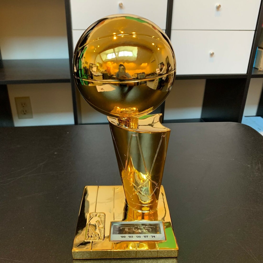 Tim Duncan Signed San Antonio Spurs NBA Championship Trophy With Beckett COA: Tim Duncan Signed San Antonio Spurs NBA Championship Trophy With Beckett COA Product: Ball Sport: Basketball-NBA Autograph Authentication: Beckett Team: San Antonio Spurs Player: Tim Duncan Original/R