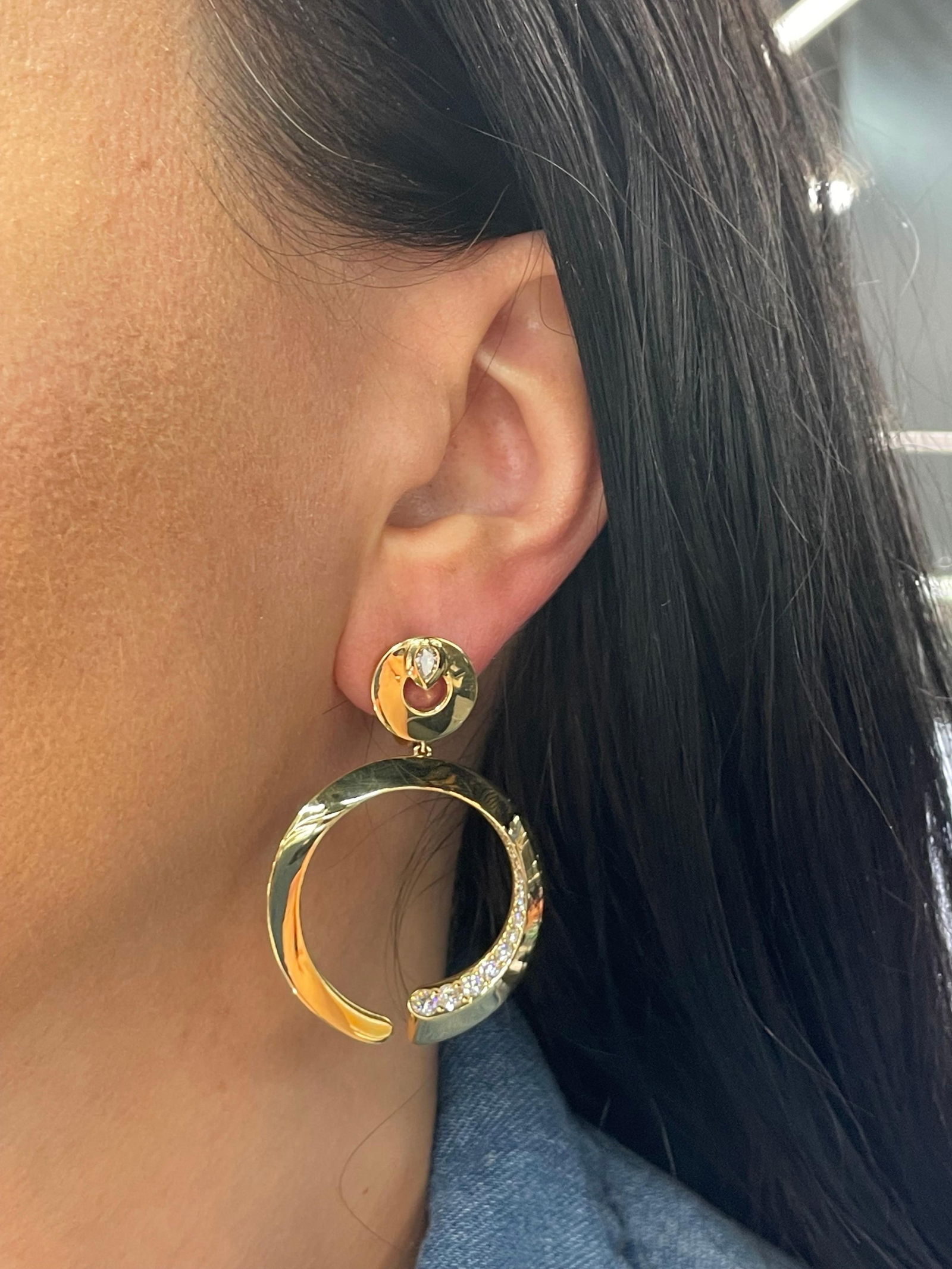 Italian Diamond Hoop Link Drop Earrings 1.20 Carats 18 Karat Yellow Gold F VS: Italian Diamond Hoop Link Drop Earrings 1.20 Carats 18 Karat Yellow Gold F VS Creator: Crivelli Metal: 18k Gold Yellow Gold Stone: Diamond Stone Cut: Round Cut Weight: 25.02 g Dimensions: Length: 1.88