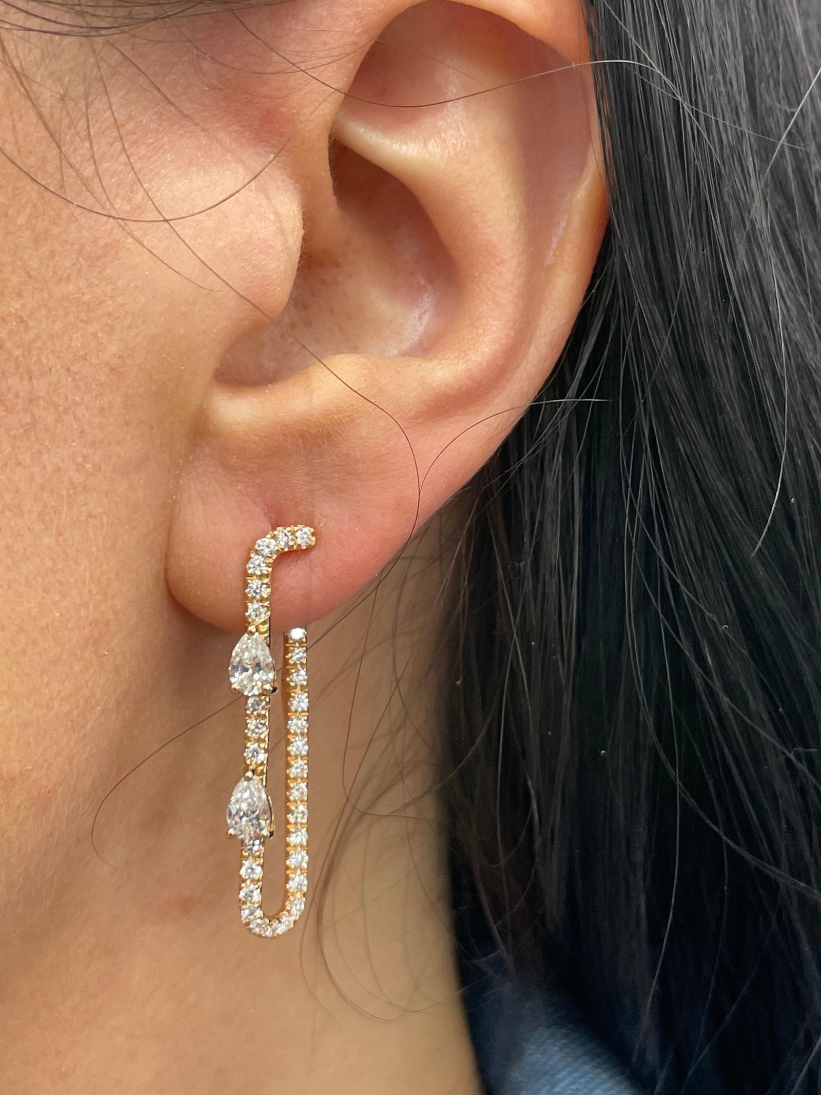 Pear Shape Diamond Paperclip Drop Earrings 1.95 Carats 18 Karat Rose Gold Italy: Pear Shape Diamond Paperclip Drop Earrings 1.95 Carats 18 Karat Rose Gold Italy Creator: Crivelli Metal: 18k Gold Rose Gold Stone: Diamond Stone Cut: Pear Cut Weight: 6.8 g Dimensions: Length: 1.38 in
