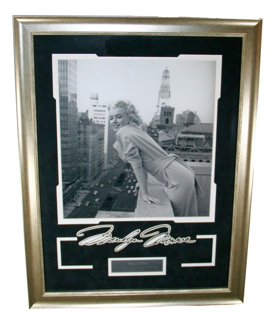 Marilyn Monroe 23" x 30" Framed Photo Ambassador Hotel March 1955 Etched Auto: Marilyn Monroe 23" x 30" Framed Photo Ambassador Hotel March 1955 Etched Auto Antique: No Type: Photograph Poster Size: 23 x 30 Signed: No Number of Photographs: 1 Image Color: Black & White Theme: Mo