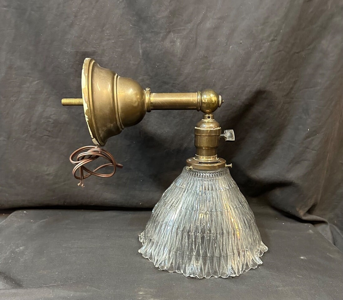 Vintage Brass & Glass Sconce: Vintage Brass & Glass Sconce Type: Sconce Decade: 1900s Color: Clear Style: Antique Original/Reproduction: Antique Original Material: Brass Glass Features: Updated Wiring This vintage early 20th centu