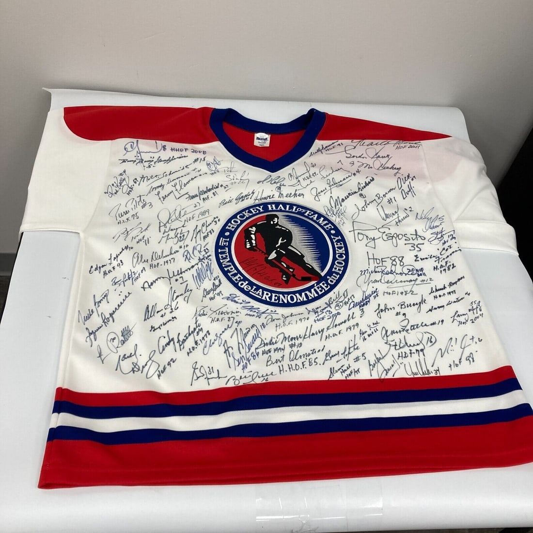 NHL Hall Of Fame Signed Hockey Jersey With 75 Signatures! Wayne Gretzky JSA COA: NHL Hall Of Fame Signed Hockey Jersey With 75 Signatures! Wayne Gretzky JSA COA Sport: Hockey Player: Wayne Gretzky Signed: Yes Original/Reprint: Original Autograph Authentication: James Spence Authen