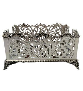 FINE 925 STERLING SILVER HANDMADE OPEN CUT OUT SWIRL ORNATE FLAT NAPKIN HOLDER: FINE 925 STERLING SILVER HANDMADE OPEN CUT OUT SWIRL ORNATE FLAT NAPKIN HOLDER Composition: Sterling Silver Maker: Made in Turkey Fine 925 Sterling Silver Flat Napkin Holder. Featuring handmade open