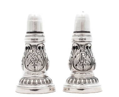 FINE 925 STERLING SILVER & GLASS INSERT HANDMADE FLUTED SALT & PEPPER SHAKER SET: FINE 925 STERLING SILVER & GLASS INSERT HANDMADE FLUTED SALT & PEPPER SHAKER SET Composition: Sterling Silver (.925) Maker: Made in Israel Fine 925 Sterling Silver & Glass Insert Salt & Pepper