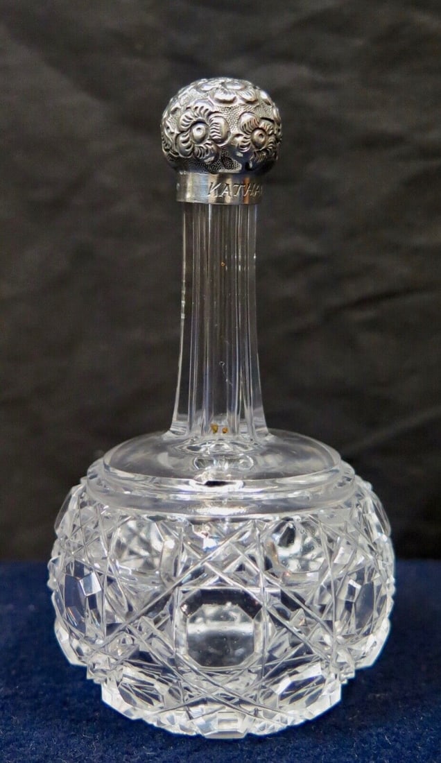 Vintage Antique British Sterling & Crystal Miniature Scent Bottle: Vintage Antique British Sterling & Crystal Miniature Scent Bottle Age: 1900-1940 Type: Bottles Decanters & Flasks Composition: Sterling Silver This vintage United Kingdom sterling silver & crystal sce