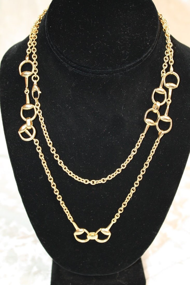 NEW 18K GOLD HORSE SHOE GUCCI NECKLACE BAG & BOX: NEW 18K GOLD HORSE SHOE GUCCI NECKLACE BAG & BOX Type: HORSE SHOE Style: HORSE SHOE Base Metal: Gold Metal Purity: 18k Main Stone: No Stone Metal: Yellow Gold This is a brand new Gucci 18K gold horse