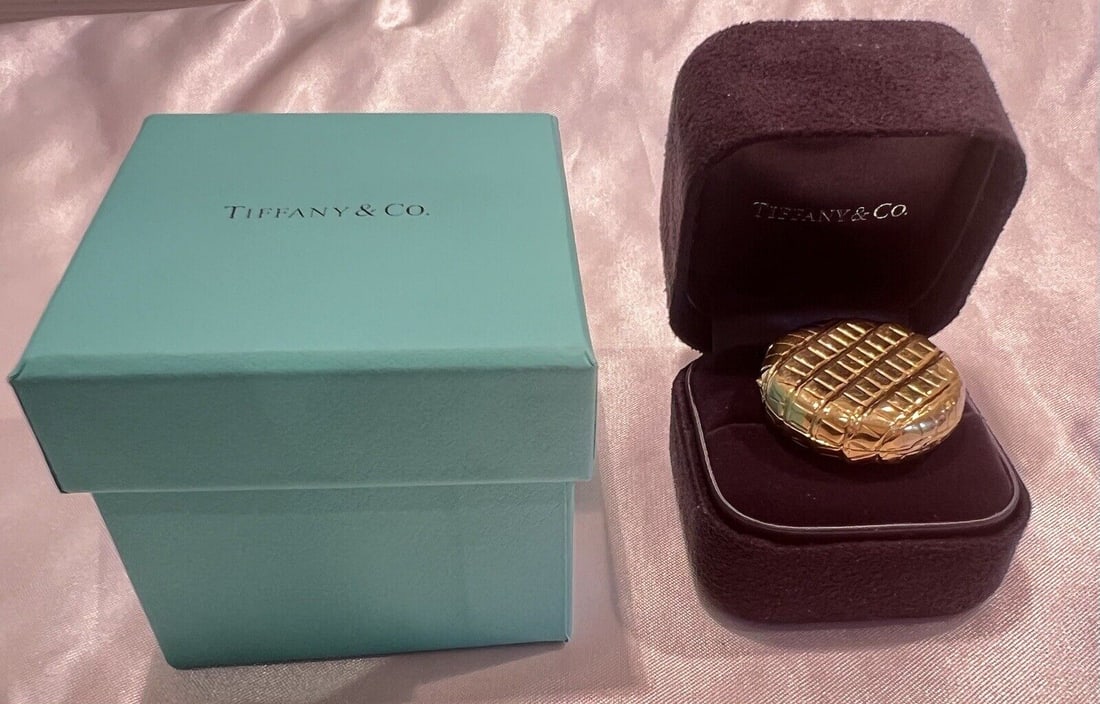 TIFFANY 18K GOLD PILL BOX WITH ORIGINAL TIFFANY BOX: TIFFANY 18K GOLD PILL BOX WITH ORIGINAL TIFFANY BOX Type: PILL BOX Metal Purity: 18k Main Stone Color: White Metal: Yellow Gold Country Of Origin: Italy PLEASE NOTE: LOCAL PICK UP IS NOT AN OPTION AND