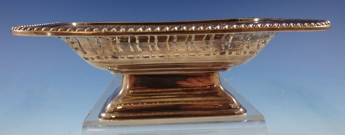 Ellis Barker Silverplate Serving Dish Small Pierced 6 1/4" x 4 1/2" x 2": Ellis Barker Silverplate Serving Dish Small Pierced 6 1/4" x 4 1/2" x 2" Ellis barkerlovely ellis barker silverplate small serving dish with pierced border. The piece measures 6 1/4" x 4 1/2" x 2". It
