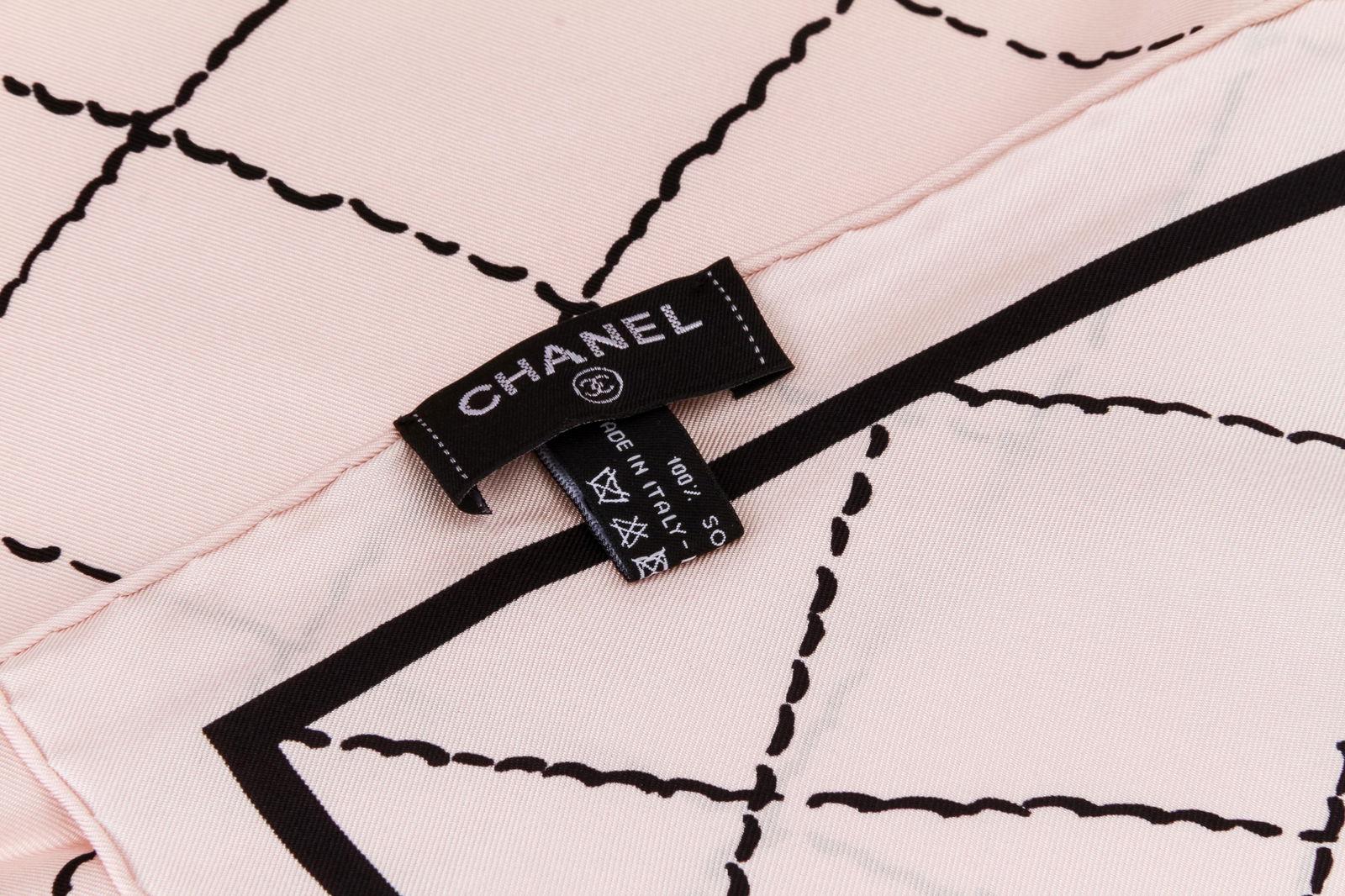 Chanel pink and black quilted scarf: Chanel pink and black quilted scarf Brand: Chanel Dimensions: Width: 35 in (88.9 cm)Length: 35 in (88.9 cm) Period: 21st Century Pre-Owned The Mynt Guarantee: All items in this auction are guaranteed