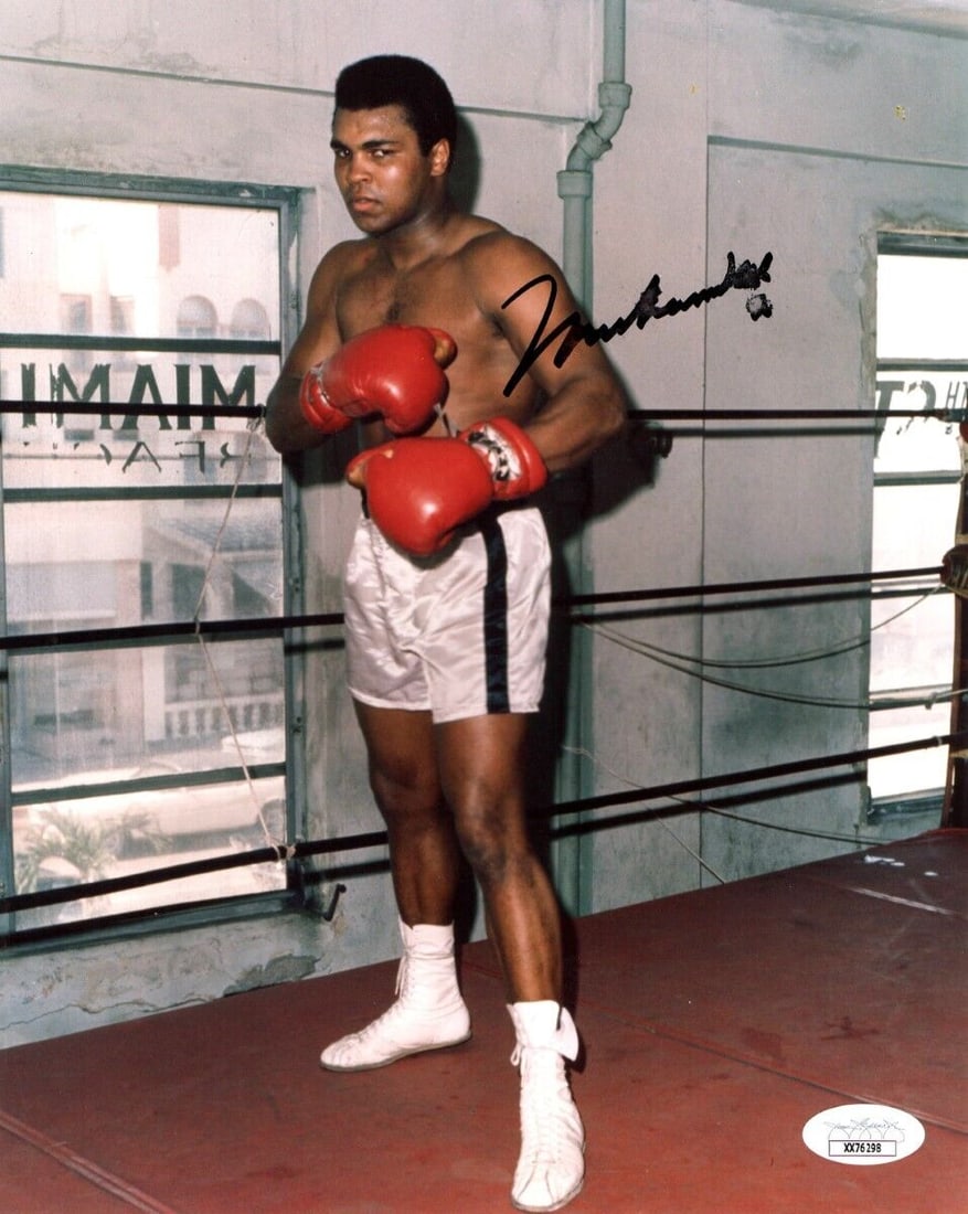 Muhammad Ali Signed Autographed 8X10 Photo Practice Ring Pose JSA: Muhammad Ali Signed Autographed 8X10 Photo Practice Ring Pose JSA Sport: Boxing Product: Photo Original/Reprint: Original Player: Muhammad Ali Autograph Authentication: James Spence (JSA) Pre-Owned Wh