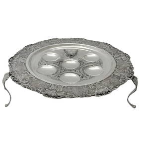 FINE 925 STERLING SILVER HANDMADE CHASED FLORAL LEAF APPLIQUE 3 LEG SEDER PLATE: FINE 925 STERLING SILVER HANDMADE CHASED FLORAL LEAF APPLIQUE 3 LEG SEDER PLATE Composition: Sterling Silver Maker: Made in Turkey Fine 925 Sterling Silver Passover 3 Leg Seder Plate. Featuring