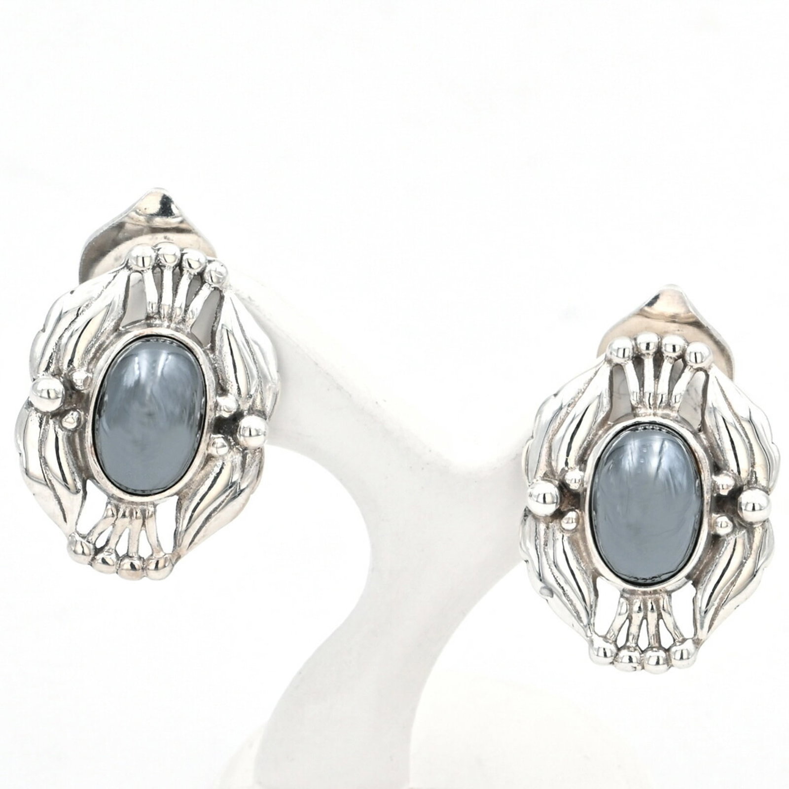 Georg Jensen Earrings 2000 Heritage Collection E-151676: Georg Jensen Earrings 2000 Heritage Collection E-151676 Brand: Georg Jensen Type: Clip earrings Gender: Women Material: Silver 925 Stone: Hematite Condition: Used (very good) Overall Scratches: Slight